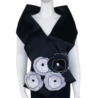 Black & White Wrap with 3D Graphic Flowers (68”)