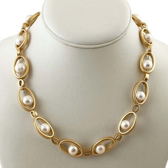 Gold Oval Necklace with Freshwater Pearls